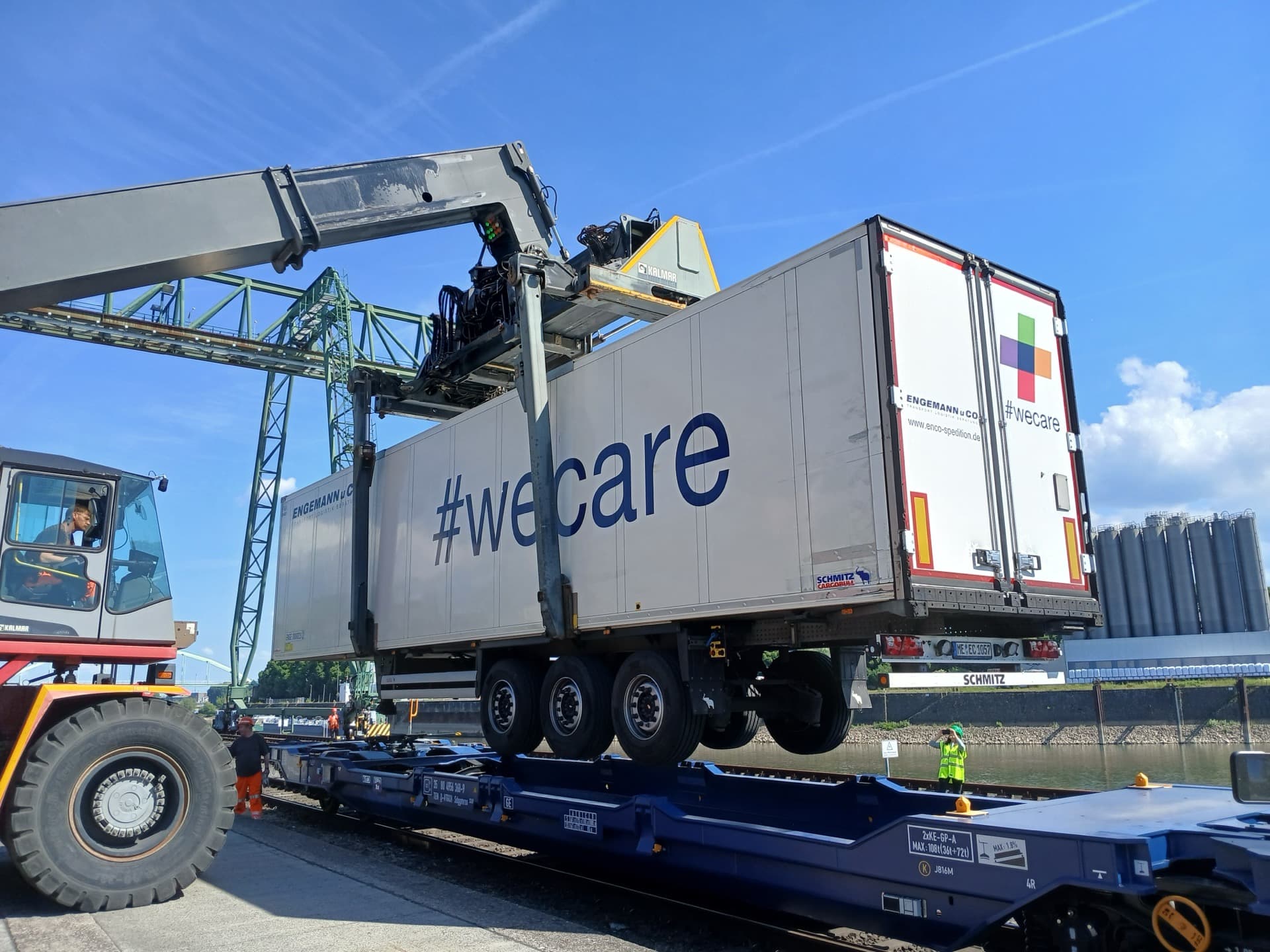 Engemann Auflieger wird auf Zug verladen – intermodaler Transport